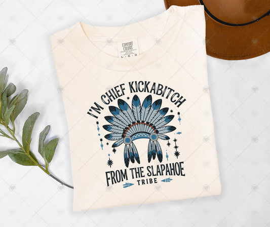 I'M CHIEF KICKABITCH | COMFOR COLOR GRAPHIC TEE - 1366